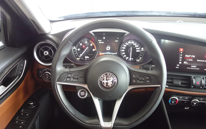 Alfa Romeo Giulia cena 78900 przebieg: 90190, rok produkcji 2016 z Maków Podhalański małe 211